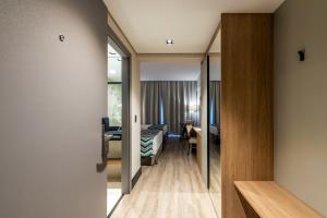 pasillo de una habitación de hotel con dormitorio en Japy Golf Resort Hotel, en Cabreúva