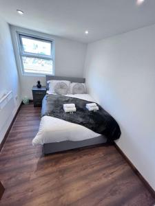 Łóżko lub łóżka w pokoju w obiekcie Flat 10 near Westfield centre, 1 Bedroom, 1 Bathroom flat