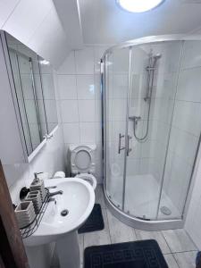 Bathroom sa Flat 10 near Westfield centre, 1 Bedroom, 1 Bathroom flat