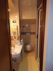 ein Bad mit einem Waschbecken und einem WC in der Unterkunft Hotel Ipanema in Taormina
