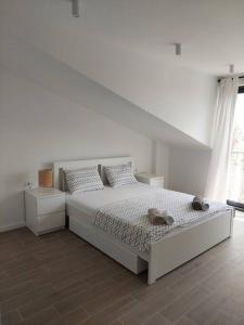 een slaapkamer met een bed met twee teddyberen erop bij Mini Condos® 28DL - 1 bed condo, 2 min to the sea in Tivat
