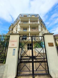 シャンティイにあるNid douillet plein de charme avec Parking gratuitの門前の建物
