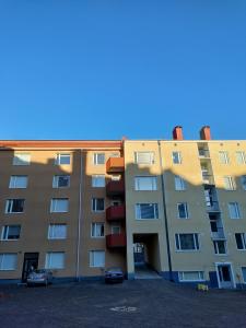 een appartementencomplex met auto's geparkeerd op een parkeerplaats bij Apartment Amuri in Tampere