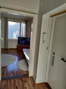 sala de estar con cama y ventana en Apartment Amuri, en Tampere