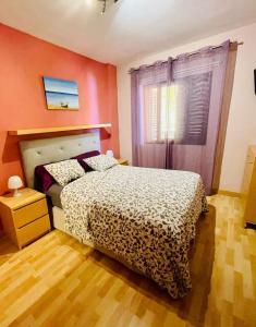 1 dormitorio con cama y ventana en Apartamento La Marquesa Beach, en Puertito de Güímar