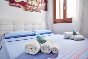 a bedroom with two beds with towels on them at House Matteo La Punzesa in Santa Teresa Gallura