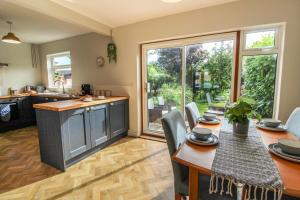 Kitchen o kitchenette sa Elegant 3-Bed Home, West Bridgford & Large Garden