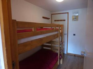 a couple of bunk beds in a room at Appartement au cœur de Méribel, 4 pers., balcon sud, proche pistes et commerces - FR-1-411-693 in Les Allues +6 photos