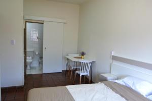 1 dormitorio con cama, mesa y baño en HANKA en La Rioja