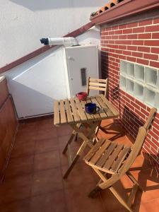 uma mesa de piquenique e uma cadeira num pátio em Cantabria, terraza y vistas. em El Astillero