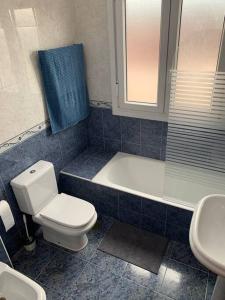 ein Badezimmer mit einem WC, einer Badewanne und einem Waschbecken in der Unterkunft Cantabria, terraza y vistas. in El Astillero