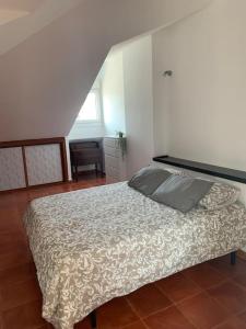 um quarto com uma cama num quarto com uma escada em Cantabria, terraza y vistas. em El Astillero
