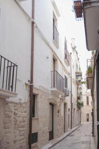 un callejón en un casco antiguo con edificios blancos en N'incanto, en Rutigliano
