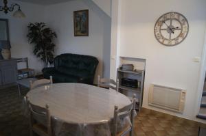 ブレレにあるMaison en Touraineのリビングルーム(テーブル、壁掛け時計付) +2枚の写真