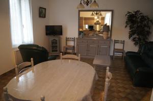 ブレレにあるMaison en Touraineのテーブルとソファのあるリビングルーム