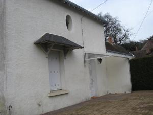 ブレレにあるMaison en Touraineの窓と扉のある白い家