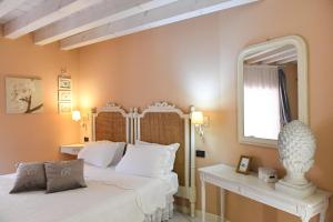 Postel nebo postele na pokoji v ubytování Corte Ristori Rooms + 7 fotografií