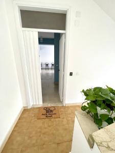 um corredor com uma porta que leva a uma sala de jantar em B&B Marconi em Ricadi