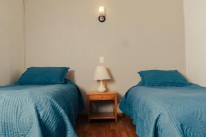 2 nebeneinander sitzende Betten in einem Schlafzimmer in der Unterkunft Hotel Terrazas del Lago in Puerto Varas