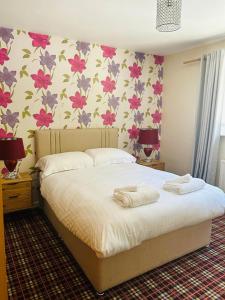 Ліжко або ліжка в номері One Bedroom Apartment with Balcony at Colliford Tavern & Holiday Site