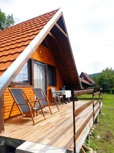 une cabine avec une terrasse, des chaises et une table dans l'établissement Koliba Joca, à Lepterija