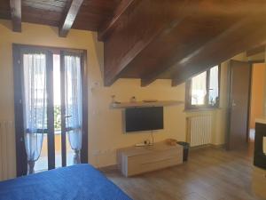 una camera con letto e TV a schermo piatto di Monolocale Seveso - Affitti brevi - Residence a Seveso