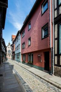 a cobblestone street in a city with buildings at Apartmenthaus im Stieg in Quedlinburg
