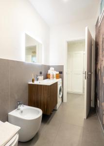 een badkamer met een wastafel en een wasmachine bij Casa al Mare 10 in Fano