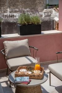 einen Tisch mit einem Tablett mit Essen und einem Glas Orangensaft in der Unterkunft Theros Home in Chania