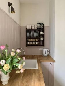 una cocina con una barra con un jarrón de flores en Ollerton, en Kent