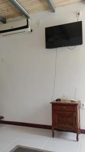TV de pantalla plana colgada en la pared en La Baquiana 2 en Mercedes