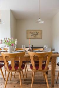 comedor con mesa de madera y sillas en Ollerton, en Kent