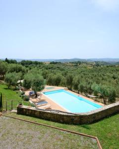 una imagen de una piscina en un campo en Villa Fontelinda, en Scansano