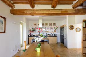 cocina con mesa de madera en una habitación en Villa Fontelinda, en Scansano