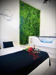 sypialnia z łóżkiem i zieloną ścianą w obiekcie Suite in the City - Standing Hyper-centre JACUZZI CLIM WIFI w Montpellier