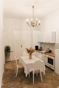 Fotografie z fotogalerie ubytování Zámecké apartmá Křinec v destinaci Křinec