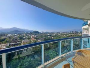Un balcón con vista a una ciudad en Quarto privativo em Apto Barra com Vista - com anfitrião, en Río de Janeiro