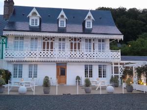 VillequierWhite House, maison d'hôtes的前面有2张桌子的白色房子
