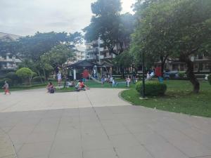 un gruppo di bambini che giocano in un parco di Studio For Rent in Taguig City near BGC-McKinley Hill a Manila