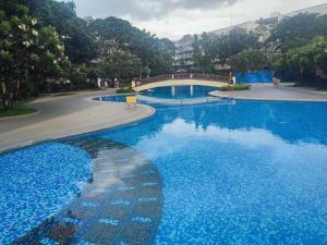 uma grande piscina com água azul numa cidade em Studio For Rent in Taguig City near BGC-McKinley Hill em Manilla