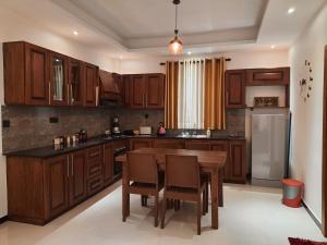 cocina con armarios de madera y mesa de madera en Luxury Beach Apartment, en Hambantota