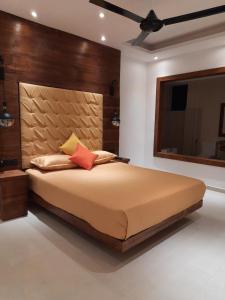 1 dormitorio con 1 cama grande y espejo grande en Luxury Beach Apartment, en Hambantota