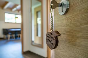 a padlock on a door with a tag on it at Wiesgut Ferienwohnung Gala in Tesimo