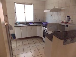 a small kitchen with a sink and a window at Diroma Internacional Acqua Park in Caldas Novas
