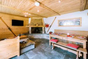 ein Wohnzimmer mit einem Kamin in einer Blockhütte in der Unterkunft Appartement dans Chalet 4 étoiles in Valloire
