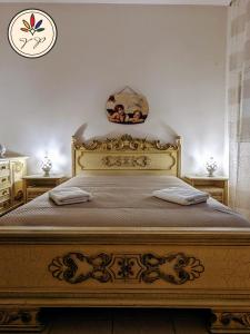 焦維納佐的住宿－Villa Palma，卧室配有一张大金床,墙上挂着时钟