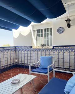 una silla azul y una mesa en una habitación en Apartamento Turístico Casa Bari, en Olivenza