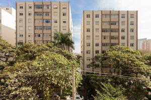 dos edificios altos en una ciudad con árboles en ESD - E-Side Vila Madalena - Anora Spaces Residenciais, en São Paulo