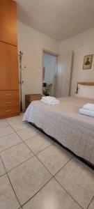 Postel nebo postele na pokoji v ubytování Comfy apartment near the port and the center of Volos