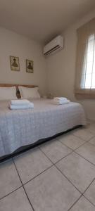 Postel nebo postele na pokoji v ubytování Comfy apartment near the port and the center of Volos